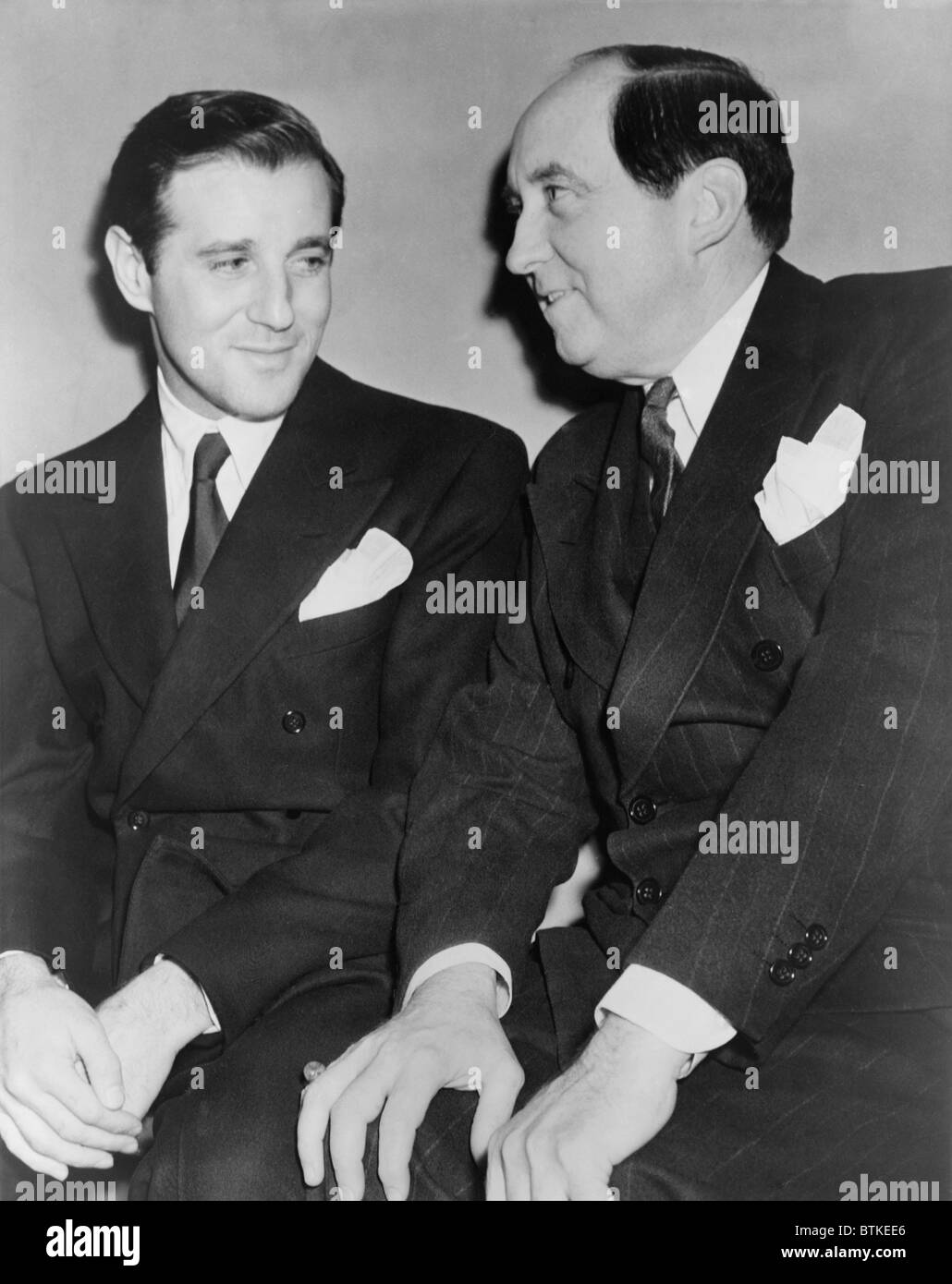 Benny "Bugsy" Siegel (1906-1947) mit seinem Anwalt Jerry Giesler, vor einem Los Angeles, wo die Hollywood Straße Mord Polizei Informanten Harry Greenberg auf Thanksgiving Eve, 1939 verhaftet wurde. Siegel wurde freigesprochen. Stockfoto