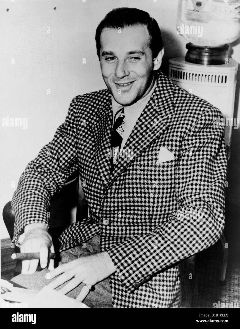 Benny "Bugsy" Siegel (1906 – 1947), nach seiner Verhaftung wegen der Gangland Tötung von Polizei-Informant Harry Greenberg in Hollywood auf Stockfoto