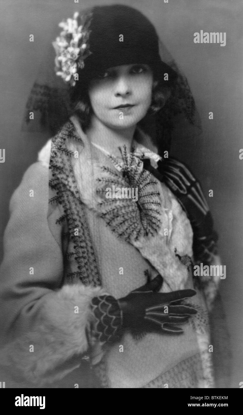 Lillian Gish (1893 – 1993), Stummfilmstar und tragen Mantel und Hut mit Blume und langen Schleier. 1922-Porträt von Charles Albin Gesellschaft Fotograf. Stockfoto