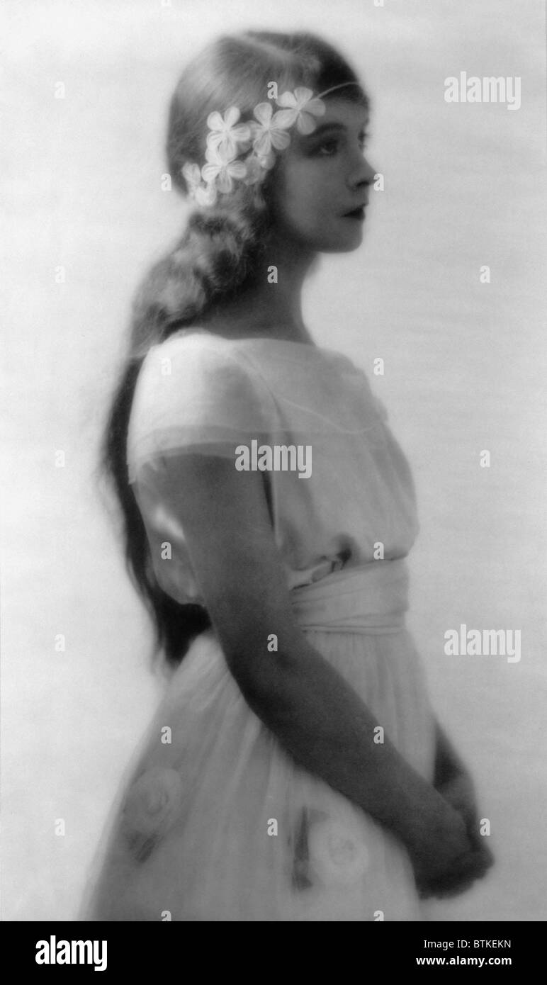 Lillian Gish (1893 – 1993), Stummfilmstar und tragen Blumen in ihrem Haar. 1922-Porträt von Charles Albin Gesellschaft Fotograf. Stockfoto