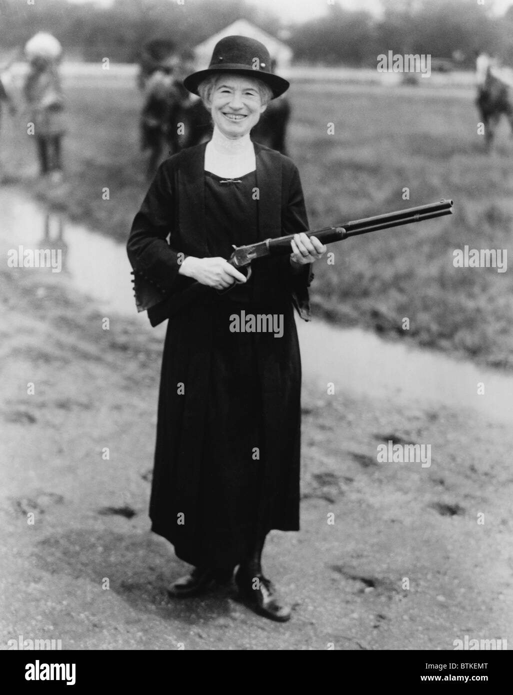 Annie Oakley (1860 – 1926), 1922 mit einer Pistole, die ihr von Buffalo Bill gegeben. Phoebe Ann Moses geboren, verbrachte ihr ganzes Leben nach 16 Jahren als Scharfschütze im Varieté, Zirkus, und Wild-West zeigt. Stockfoto