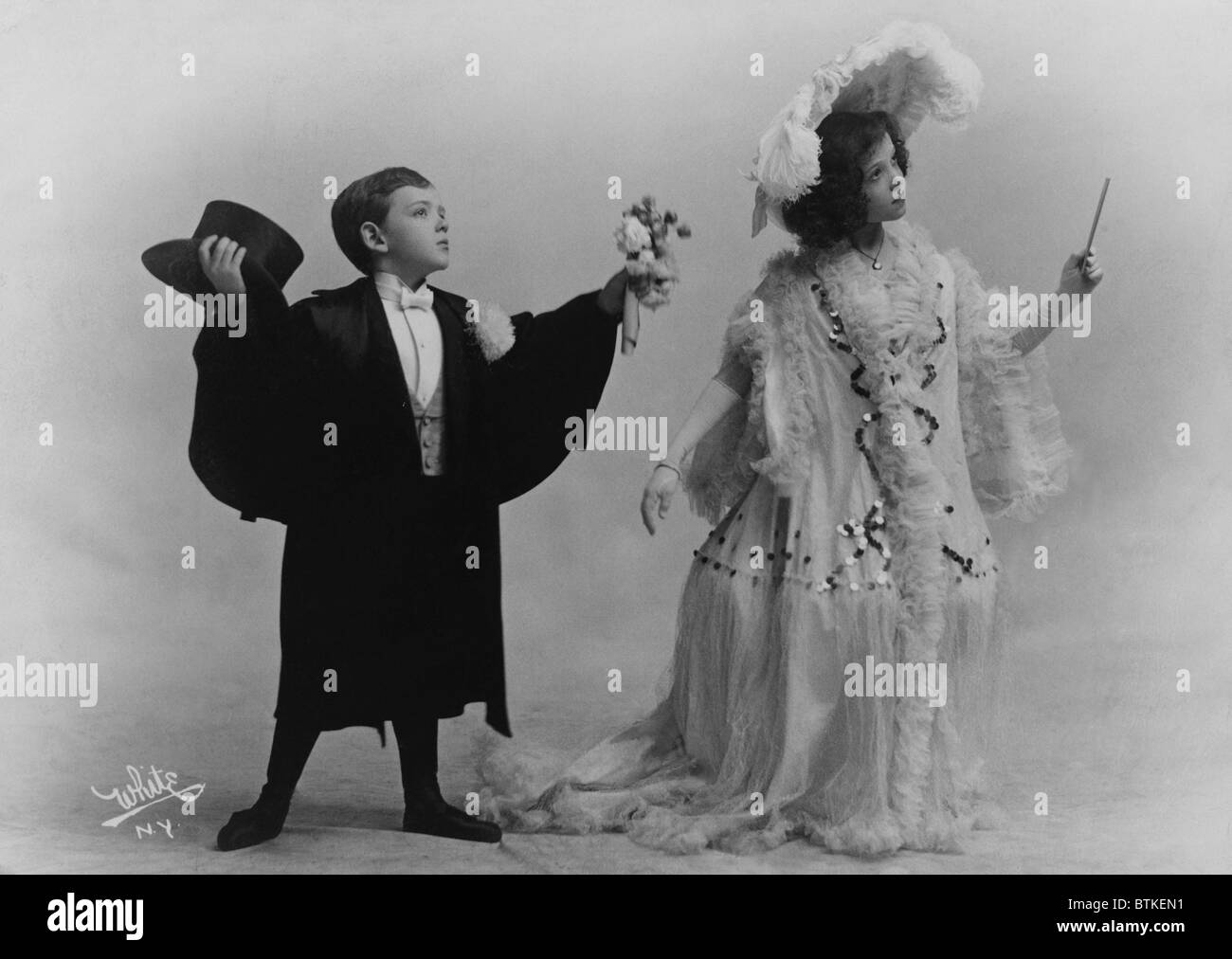 Fred Astaire (1899-1987), mit seiner älteren Schwester, Adele (1896 – 1981), waren eine sehr erfolgreiche Varieténummer Tanz im Jahre 1906. Stockfoto