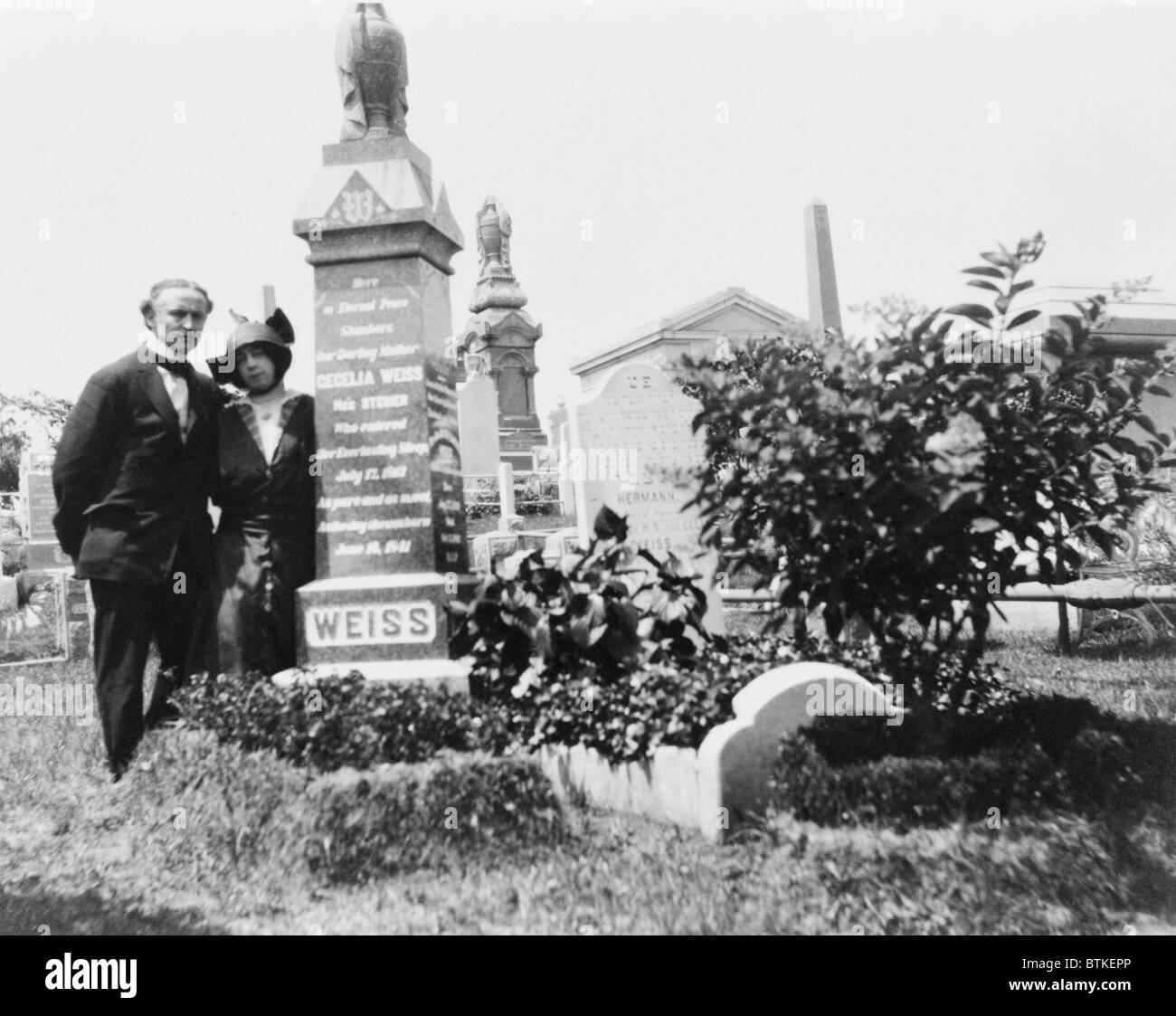 Bess und Harry Houdini bei seiner geliebten Mutter, Cecilia das Grab. Nach ihrem Tod ausgesetzt Houdini die Methoden der Spiritisten, die das Leid der Hinterbliebenen preyed. Ca. 1915. Stockfoto