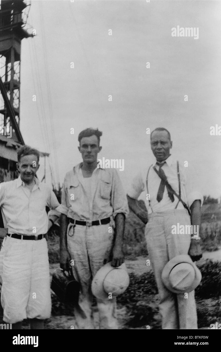 Bürgerrechtler, Walter White, John und Charles Houston in Arkansas 1934, Arbeit zu dokumentieren und Lebensbedingungen der African Americans in den Regionen des Hochwasserschutzes New Deal und die Tennessee Valley Authority. White war der NAACP-Exekutivsekretär. Houston war der Architekt der NAACP legal Strategie gegen Segregation. Stockfoto