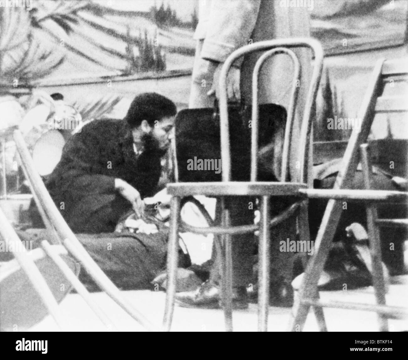 Anhänger von Malcolm X Knien durch den sterbenden Black Muslim-Führer auf 21. Februar 1965, in Harlems Audubon Ballroom. Er wurde von sechzehn Kugeln abgefeuert durch drei Attentäter getroffen. Stockfoto