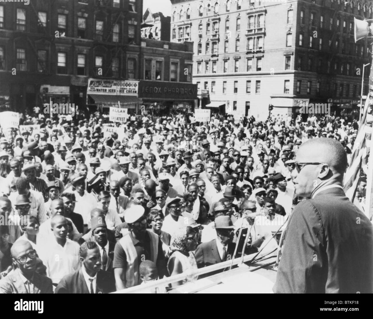 Malcolm X, im Gespräch mit einer Outdoor-Rallye in Harlem im Jahr 1963. Stockfoto