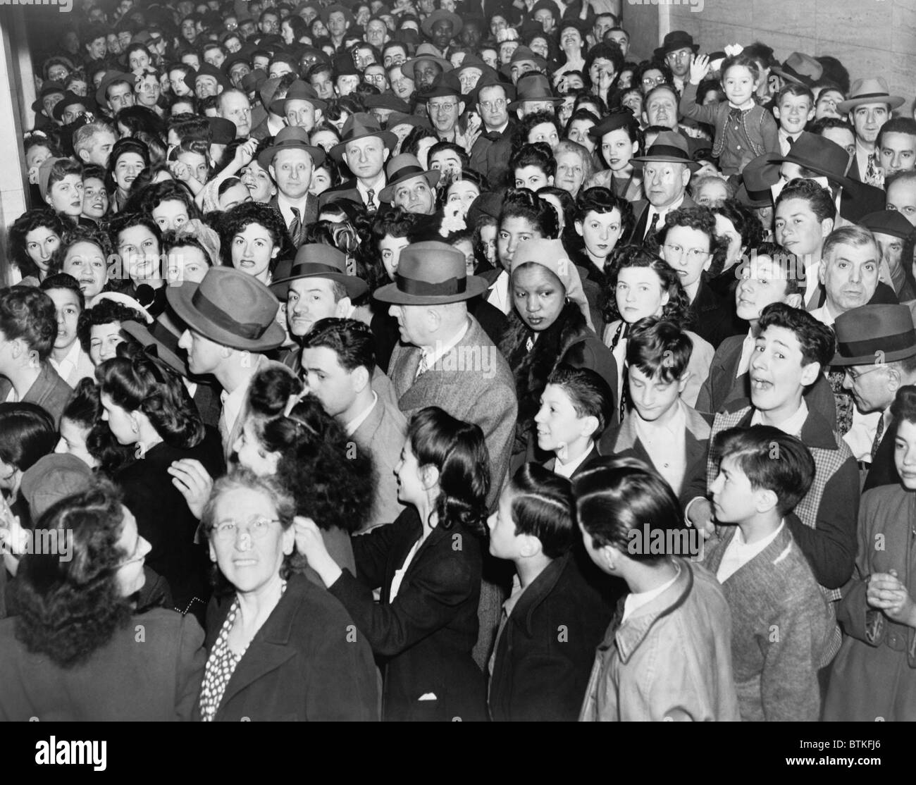 New Yorker Line-up von den Tausenden, die darauf warten, während ein Pocken Schrecken im April 1947 in das Department of Health geimpft werden. Stockfoto