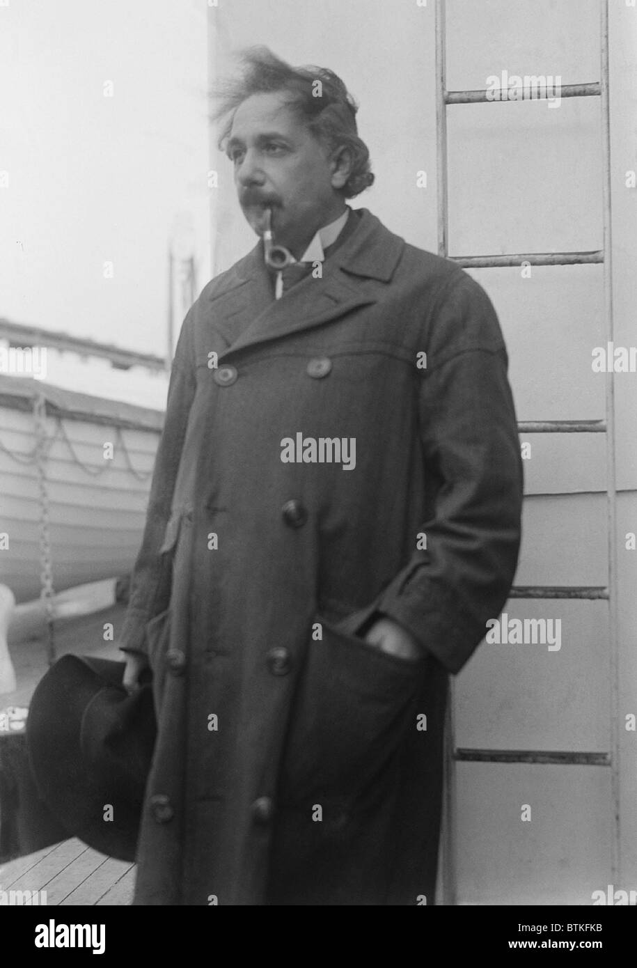 Albert Einstein (1879-1955), war eine Berühmtheit in den 1920er Jahren, als er auf einem Ozeandampfer nach seiner Ankunft in New York fotografiert wurde. der 1920er Jahre. Stockfoto