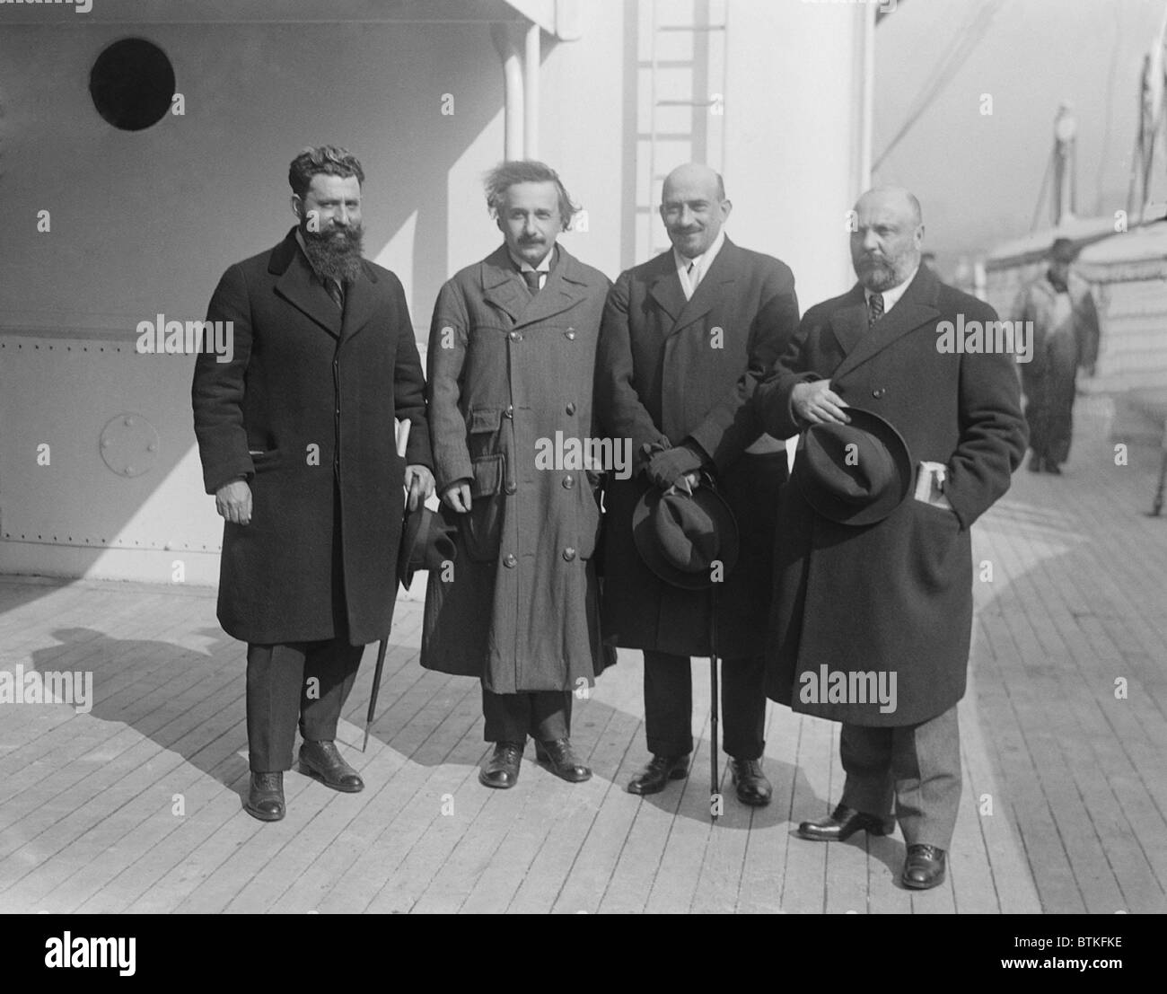 Albert Einstein mit anderen Zionisten Nehemia Mossessohn (Rabbi und Gründer der jüdischen TRIBUNE), Chaim Weizmann und Menahem Stockfoto
