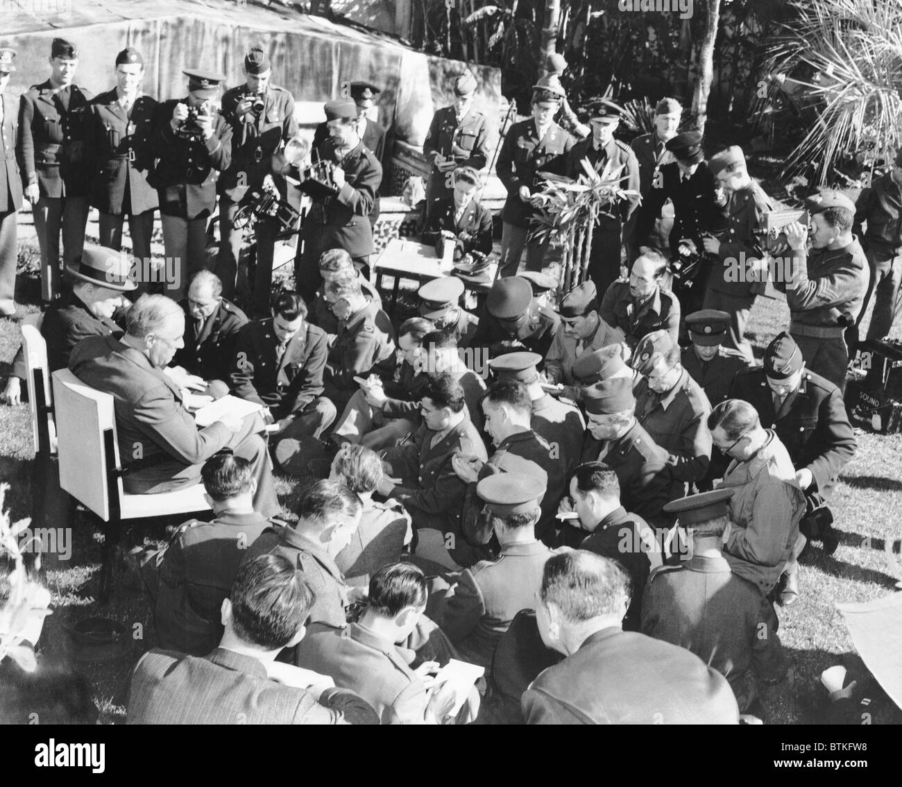 Winston Churchill und Franklin Roosevelt in Casablanca-Konferenz im französischen Marokko. Kriegsberichterstatter wird gesagt, dass die alliierten Führer eine bedingungslose Kapitulation von Deutschland und Japan fordern werden. Januar 1943. Stockfoto