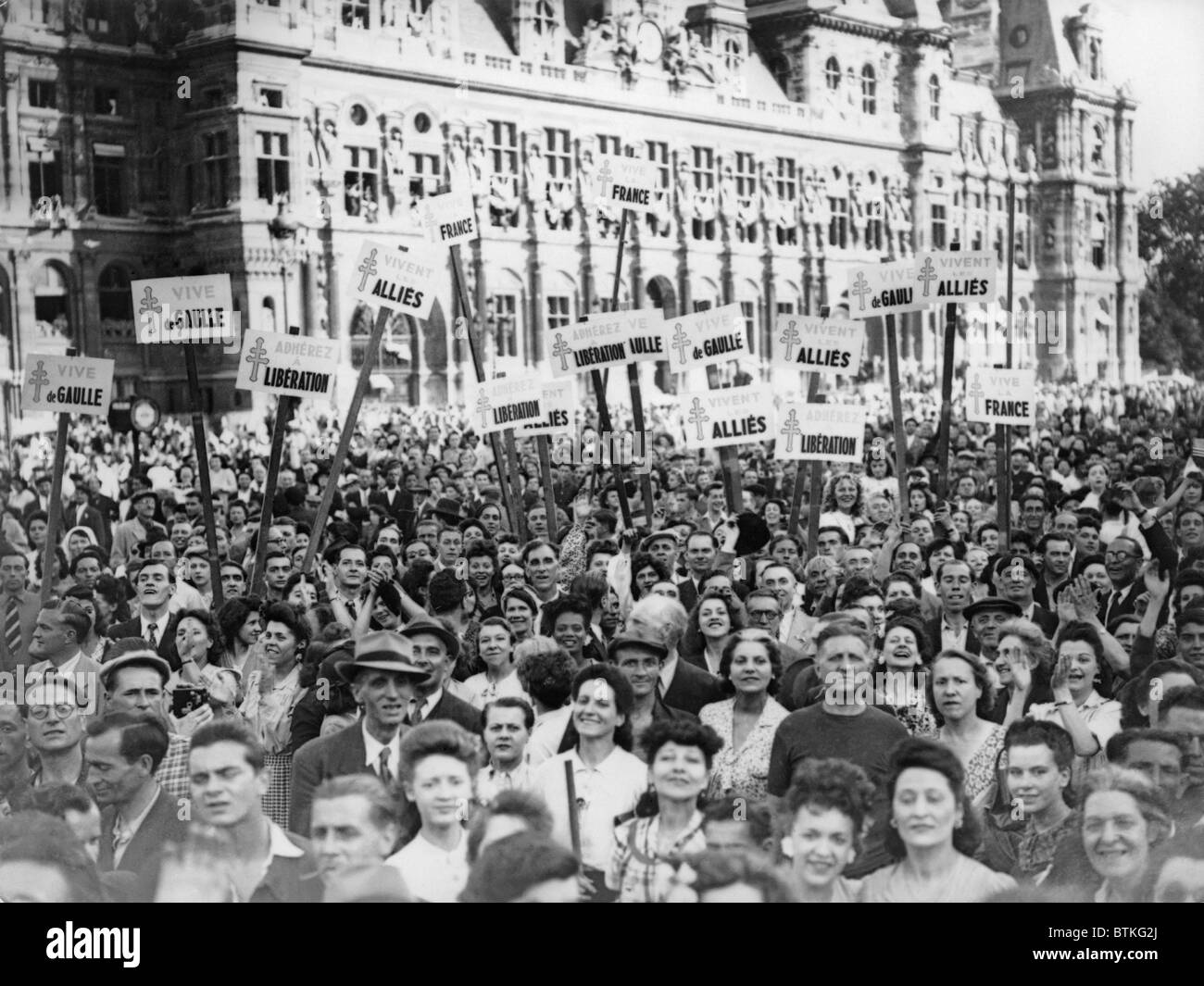 Befreiten französischen Publikum demonstrieren ihre Freude im Hotel de Ville, Paris, mit Zeichen, die Charles De Gaulle, den Alliierten und französischen Widerstand zu feiern. 1944. Stockfoto