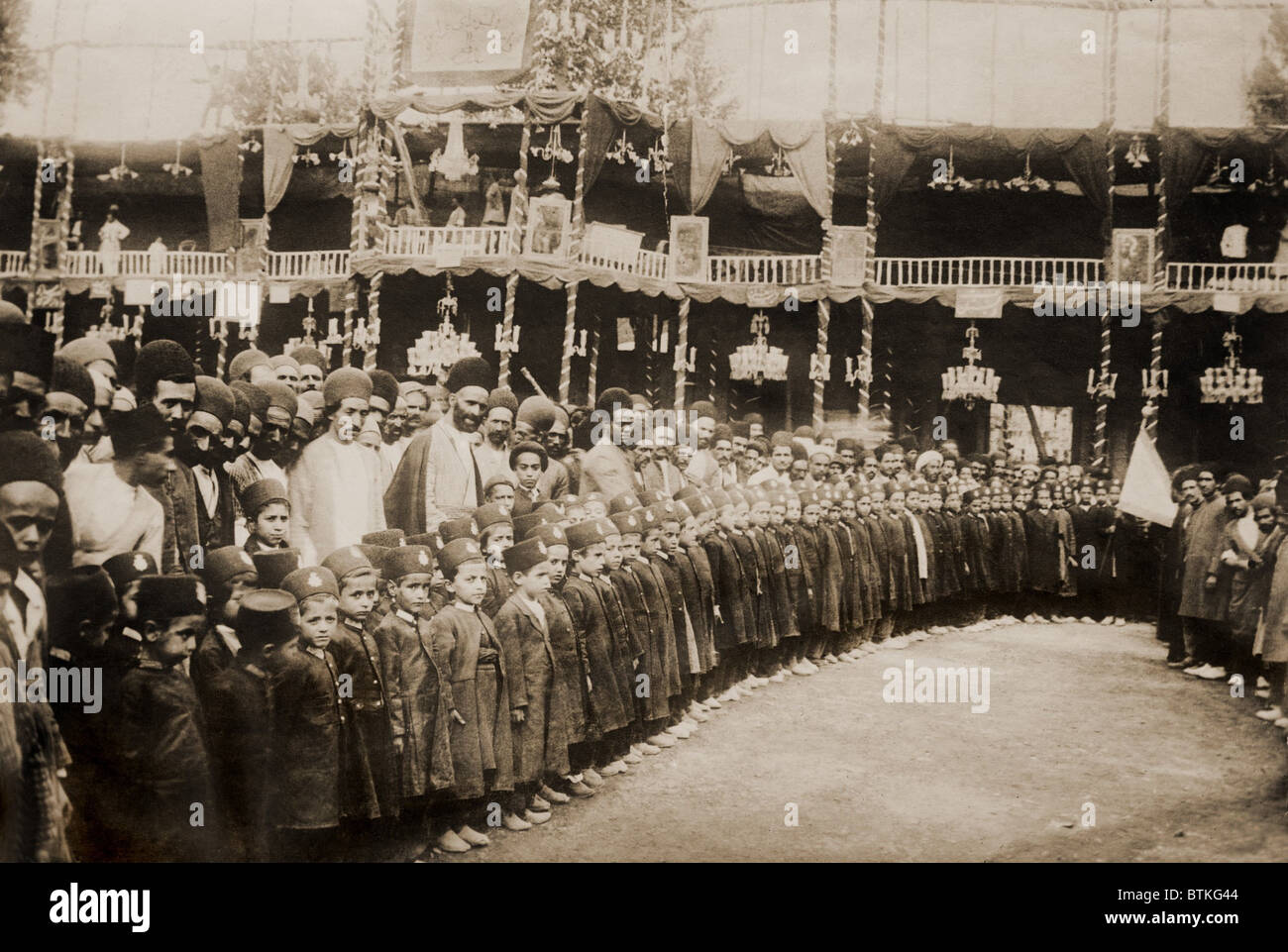 Anti-royalistischen Demonstration der uniformierten Studenten und Erwachsene in Täbris, Persien. Von 1907-1911 Persien wurde eine gescheiterte konstitutionelle Revolution, die von russischen und britischen imperialistischen Interessen unterdrückt wurde. 1908. Stockfoto