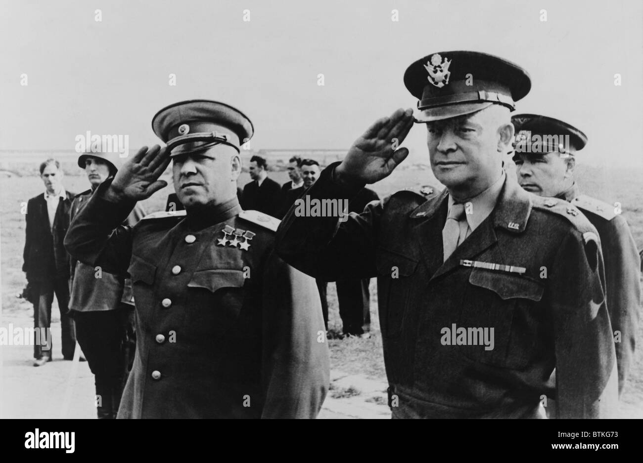 Als Sieger des zweiten Weltkriegs Kommandanten, Marschall Georgii Zhukov und General Dwight Eisenhower, salutieren, als Eisenhower Moskau im August 1946 besuchte. Stockfoto