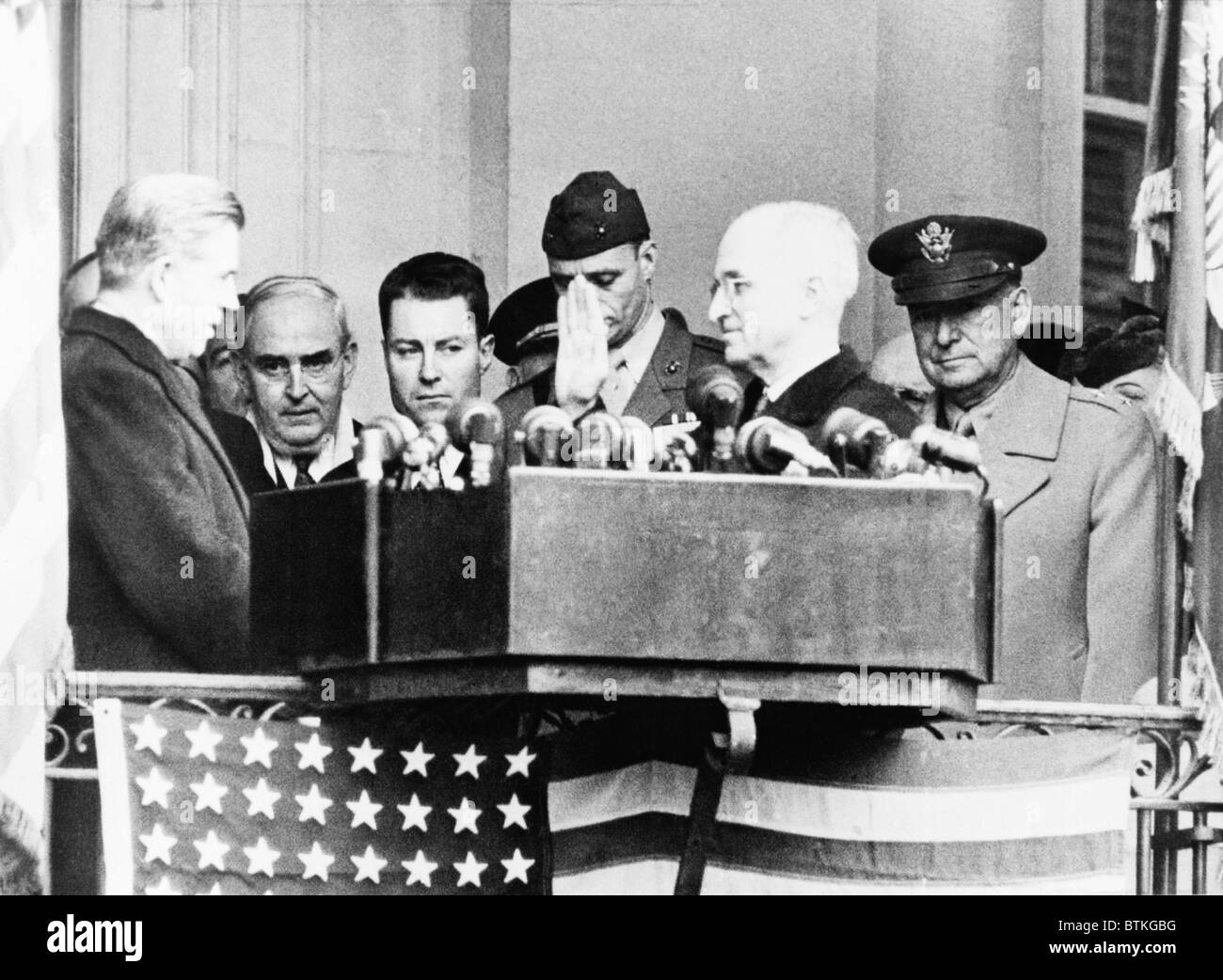 Truman den Amtseid als Vice President bei der U.S. Capitol. Ganz links steht der scheidenden Vizepräsidenten Henry Wallace. Die Kriegszeit Einweihung wurde mit minimalen Zeremonie statt. 20. Januar 1945. Stockfoto