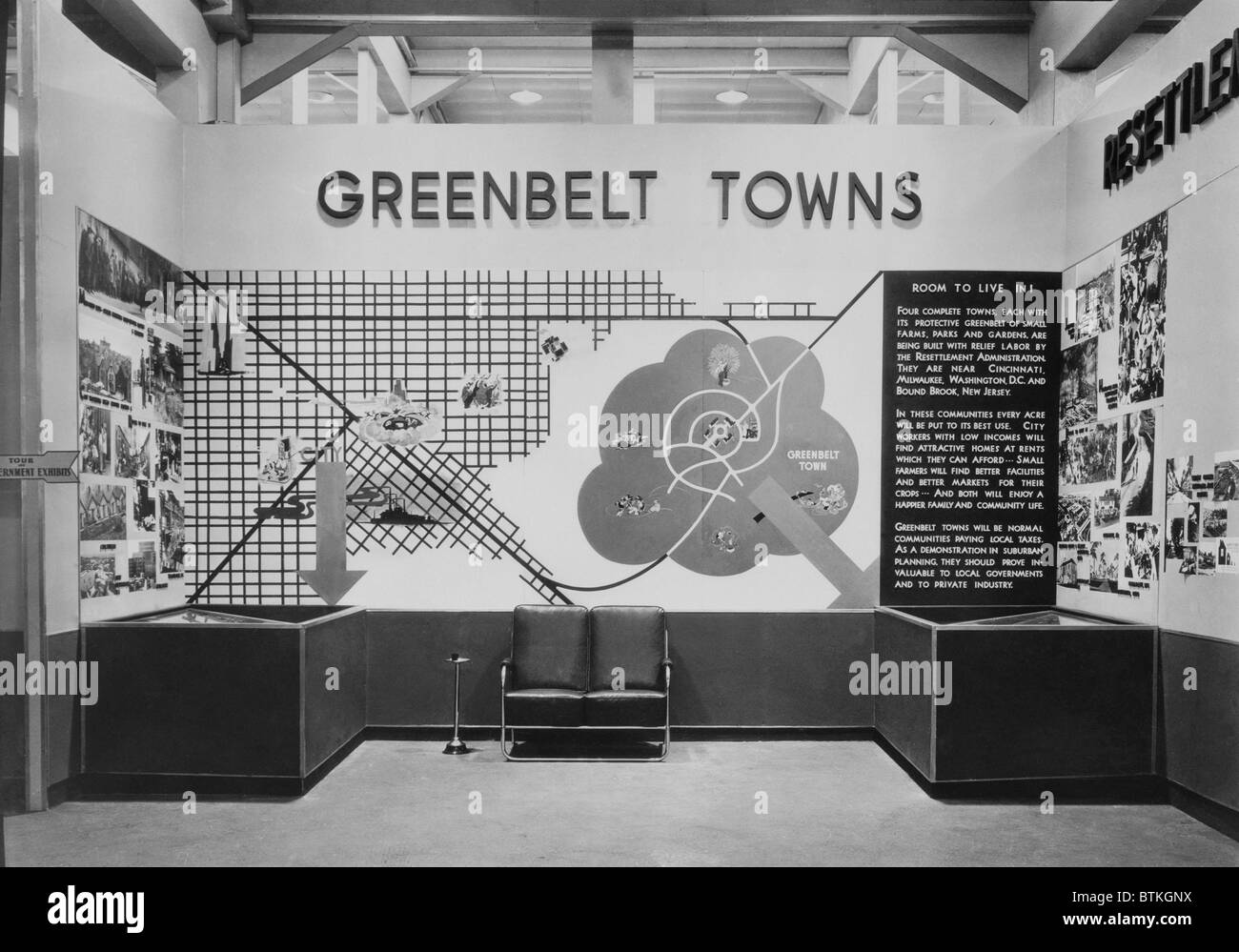 United States Resettlement Administration Ausstellung in Cleveland, Ohio, Förderung der Bau der geplanten Gemeinschaften durch Entlastung Arbeit während der frühen Jahre des New Deal. Federal Emergency Relief Act, unterzeichnet am 12.05.1933, autorisierte groß angelegte öffentliche Bauvorhaben. Stockfoto