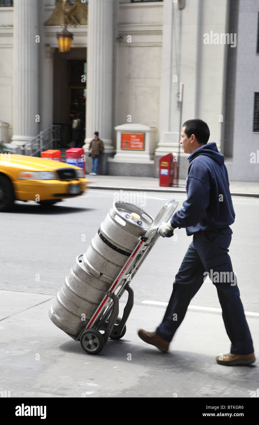 Ein Getränke-Lieferant mit einer Sackkarre, New York City, USA Stockfoto