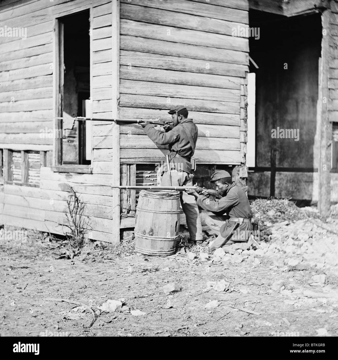 Afrikanische amerikanische Soldaten wollen ihre Gewehre an einer Zaunlatte Station in der Nähe von Dutch Lücke Canal, Virginia. November 1864. Stockfoto