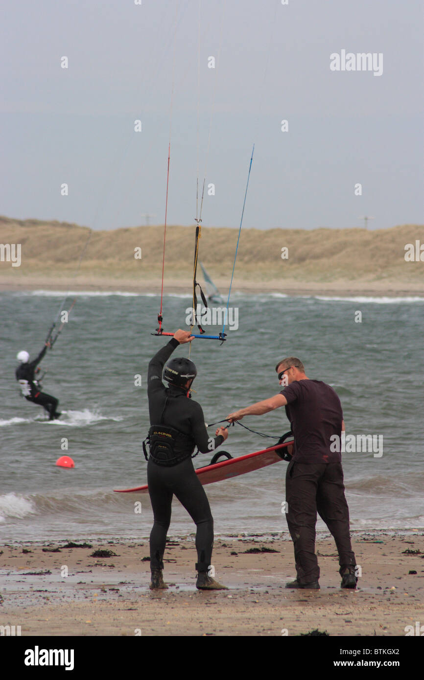 Kitesurfer, die Vorbereitung der Aktion Stockfoto