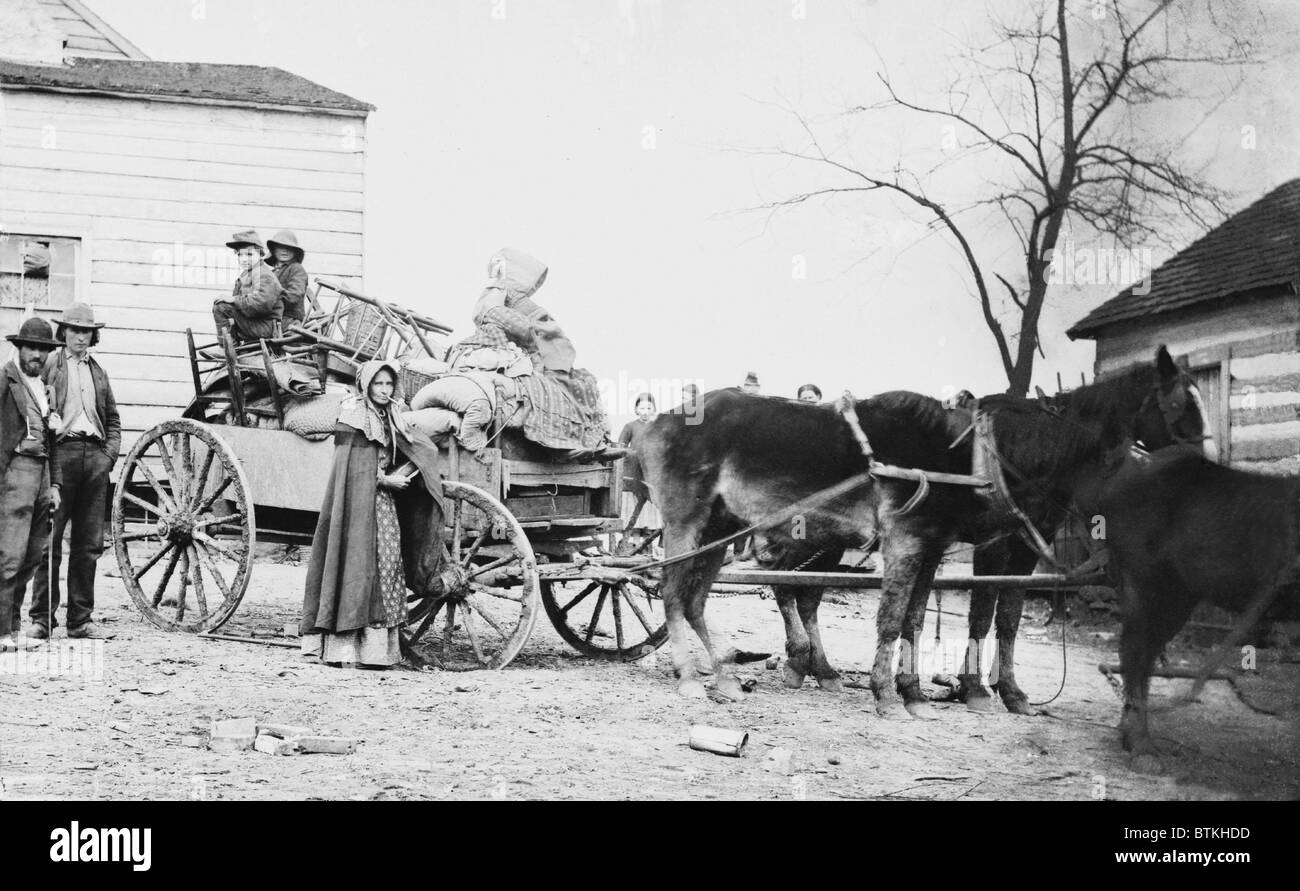 Abfahrt von THE OLD HOMESTEAD, zeigt eine 1862 Foto von George Barnard eine amerikanische Familie in Bewegung während des Bürgerkrieges. Die Pfeife rauchende Frau möglicherweise ein Nachkomme von schottisch-irischer Siedler, die Appalachen im 18. Jahrhundert besiedelt, und deren Frauen rauchten Rohre ins 20. Jahrhundert. Stockfoto