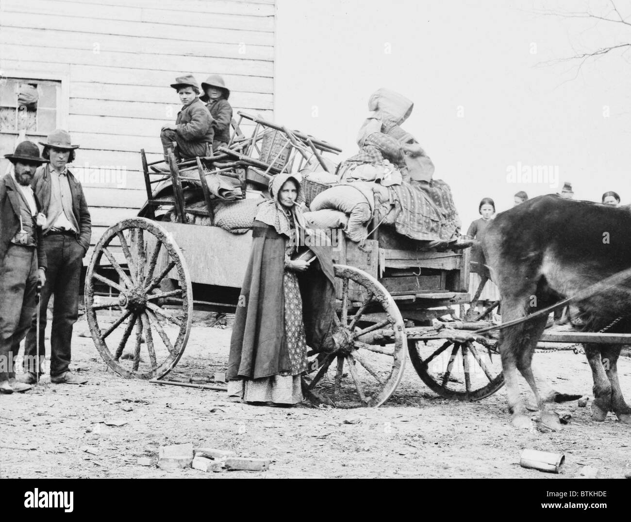 Abfahrt von THE OLD HOMESTEAD, zeigt eine 1862 Foto von George Barnard eine amerikanische Familie in Bewegung während des Bürgerkrieges. Die Pfeife rauchende Frau möglicherweise ein Nachkomme des ersten schottisch-irischer Siedler, die Appalachen im 18. Jahrhundert besiedelt, und deren Frauen rauchten Rohre ins 20. Jahrhundert. Stockfoto