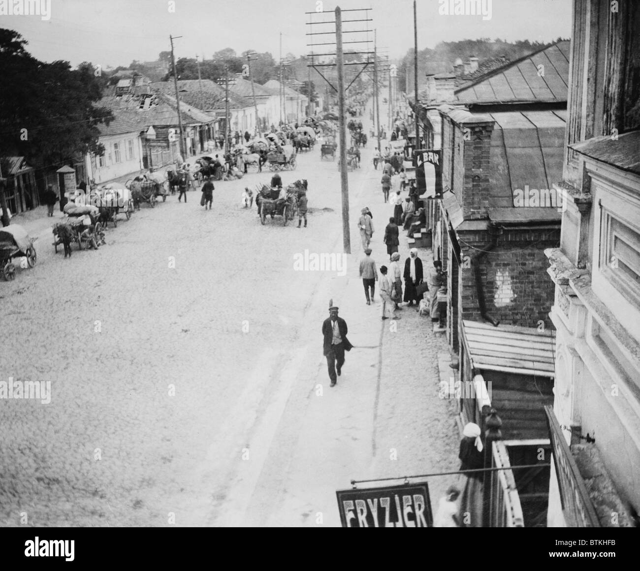 Ein langer Wagenzug der ländlichen jüdischen Flüchtlinge in Rowno (Rowno), eine Stadt im Nordwesten der Ukraine. Von 1903-1906 Pogrome in der Ansiedlungsrayon (moderne Polen, Litauen, Weißrussland, Ukraine und Moldawien) hat Tausende von Juden das Leben gekostet und verursacht eine Massenwanderung nach Nordamerika. Stockfoto