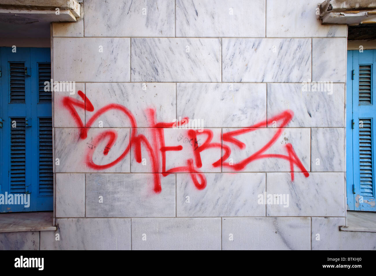 Rot Graffiti auf einer Marmorwand, Ermoupolis, Insel Syros, Griechenland Stockfoto