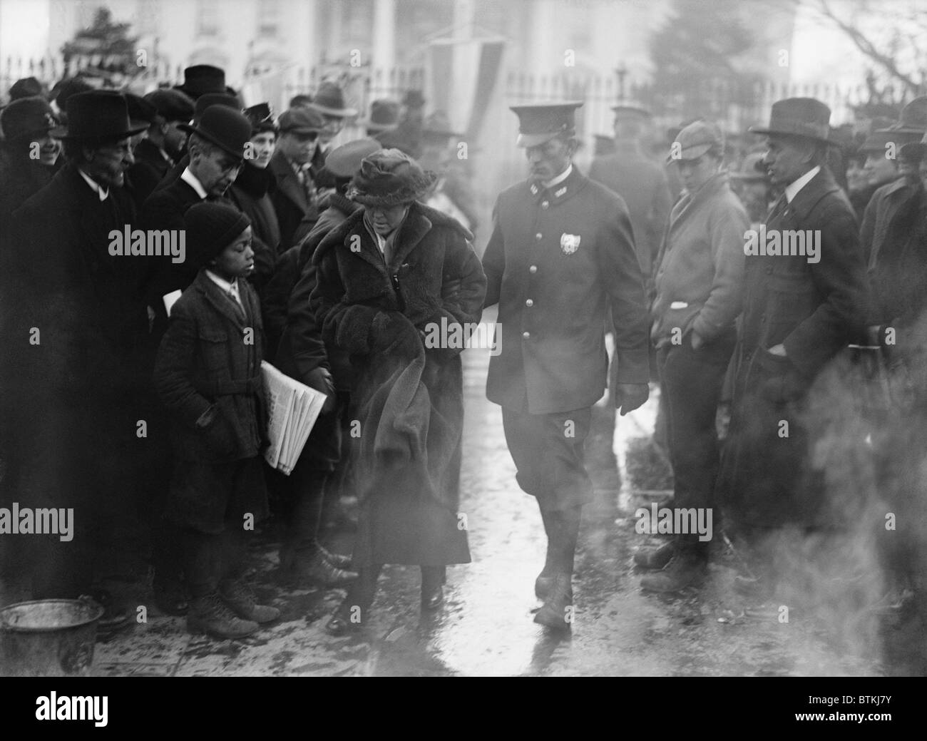 Polizist führt einen verhafteten National Woman Party Demonstrant Weg von einer Frau Wahlrecht Lagerfeuer Demonstration im Weißen Haus im Jahr 1918. Stockfoto