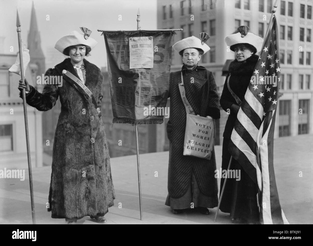 Drei Suffragetten demonstrieren in New York City zu fördern Wahlrecht Wandern 1912 von Manhattan nach Albany und ihre Stimmen für Frauen Pilger Flugblätter zu verteilen. Von links nach rechts: Frau J. Hardy Stubbs, Fräulein Ida Craft, Miss Roaslie Jones. Stockfoto
