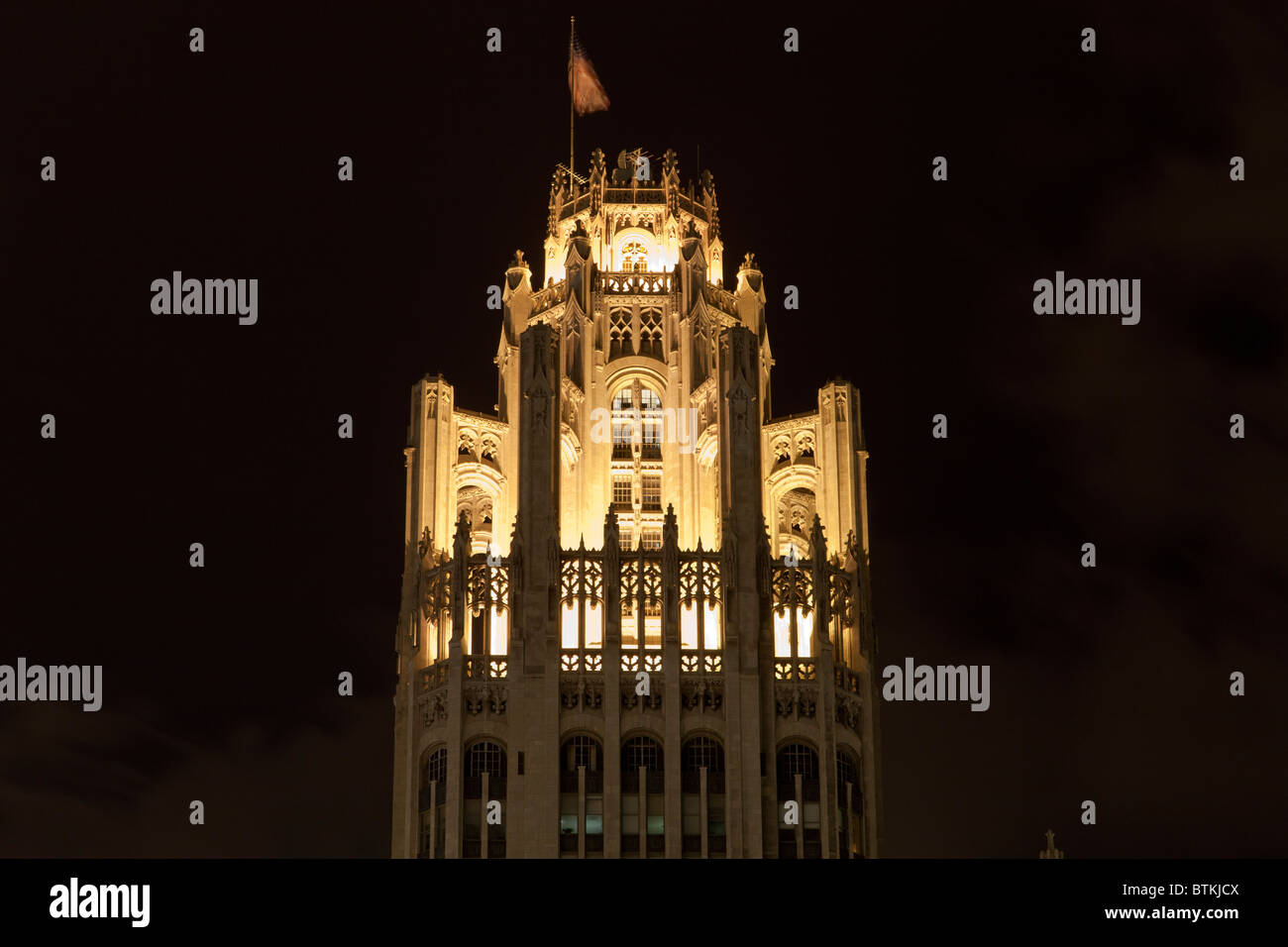 Detail der Spitze der Chicago Tribune Tower bei Nacht, Chicago, Illinois, USA Stockfoto