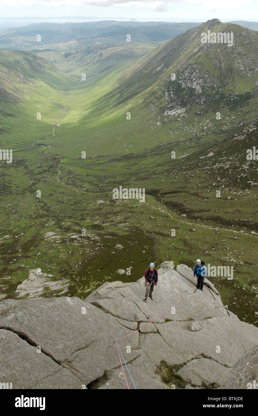 Kletterer auf der South Ridge von Cir Mhor, Arran Stockfoto