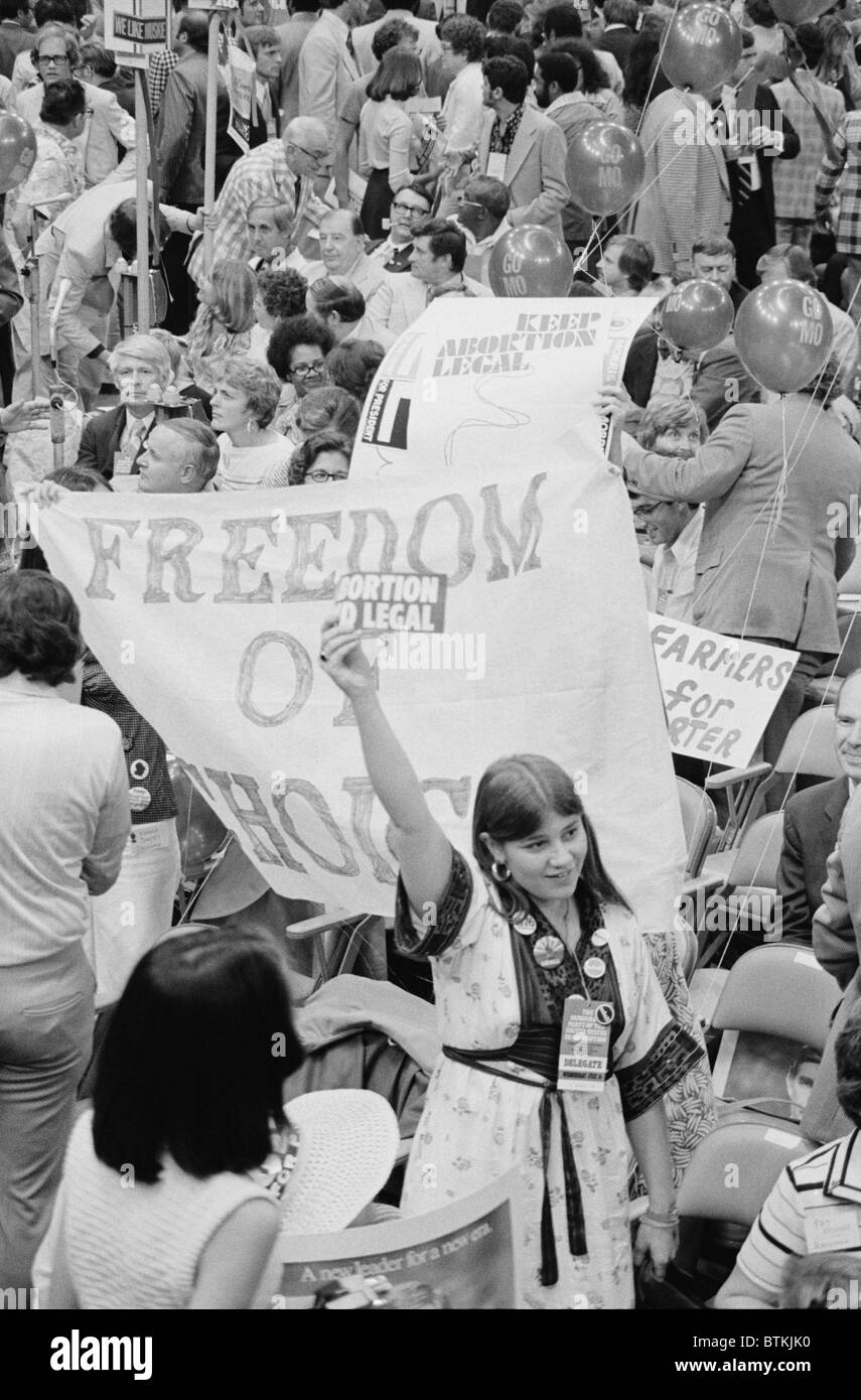 Pro-Wahl Demokraten protestieren der Anti-Abtreibungs-Kandidat, Ellen McCormack, bei der Democratic National Convention, New York City, 14. Juli 1976. Stockfoto