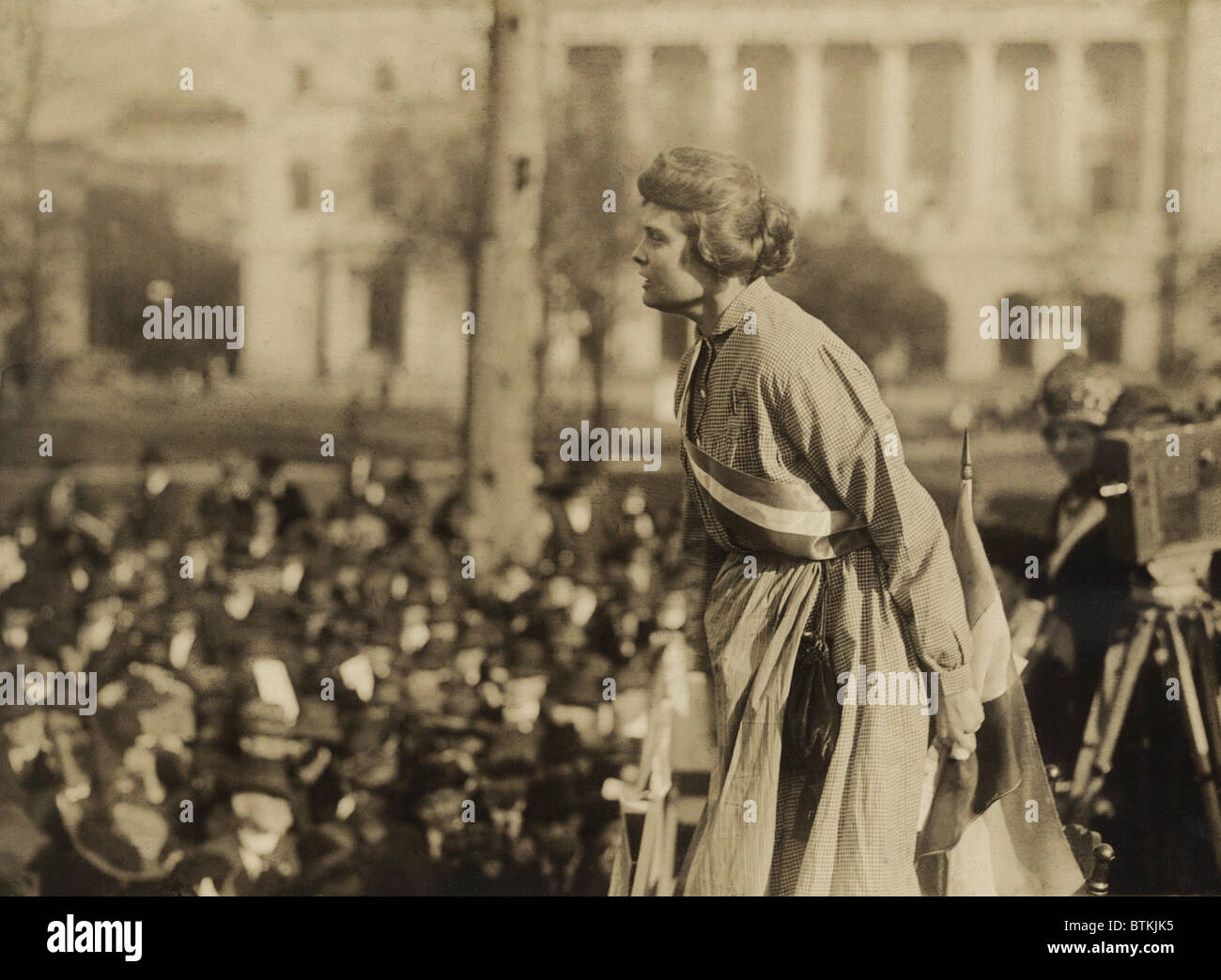 Suffragette Lucy Branham auf Outdoor-Treffen während der militante Nationale Frauenpartei "Gefängnis Special" tour im Feb-Mar Stockfoto