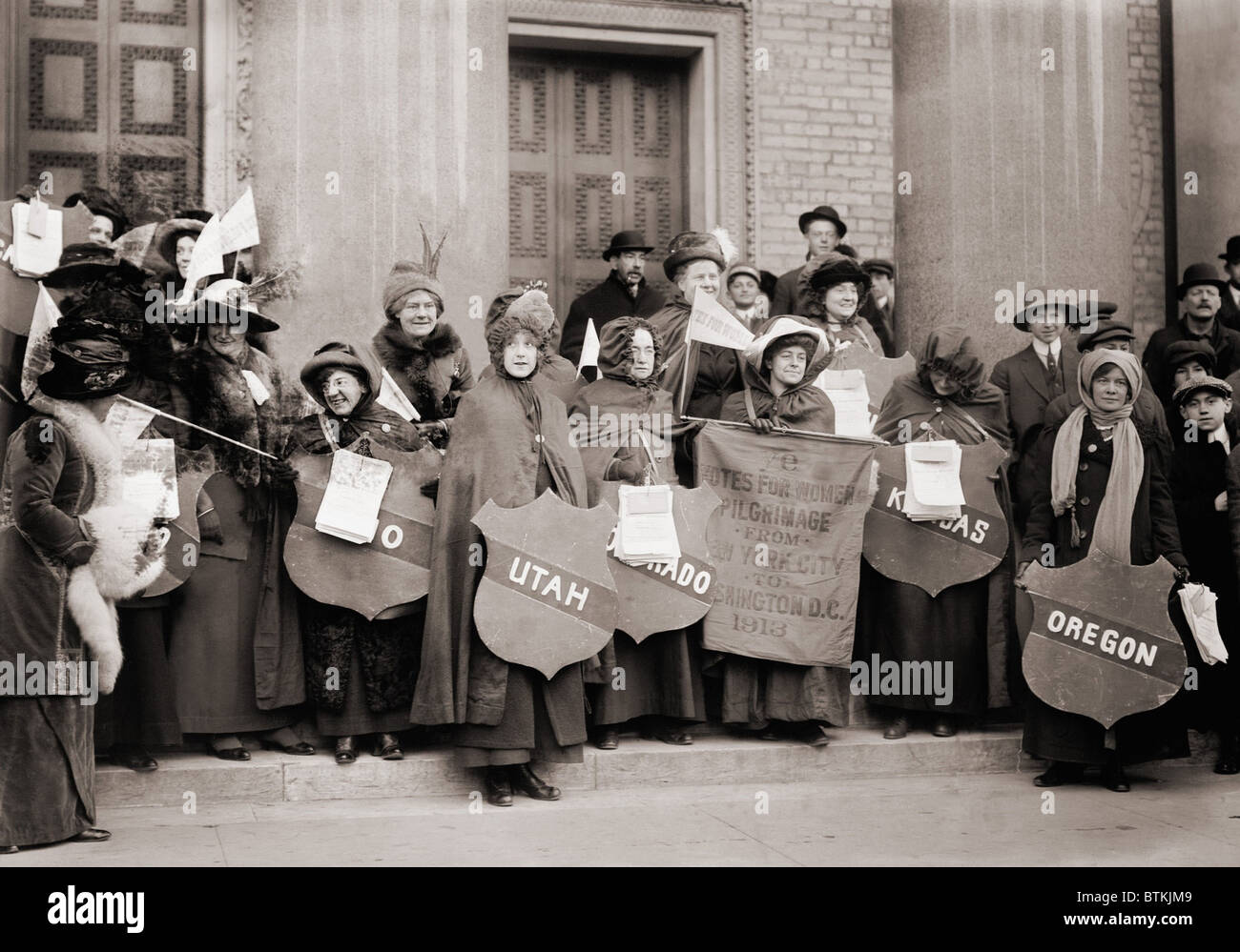 Das Frauenstimmrecht Wanderer, die an die Wanderung von New York City nach Washington, D.C. an die National American Woman Suffrage Association-Parade der 3. März 1913 teilgenommen. Die Parade markiert den Beginn einer achtjährigen nationalen Kampagne für Stimmen für Frauen. Stockfoto