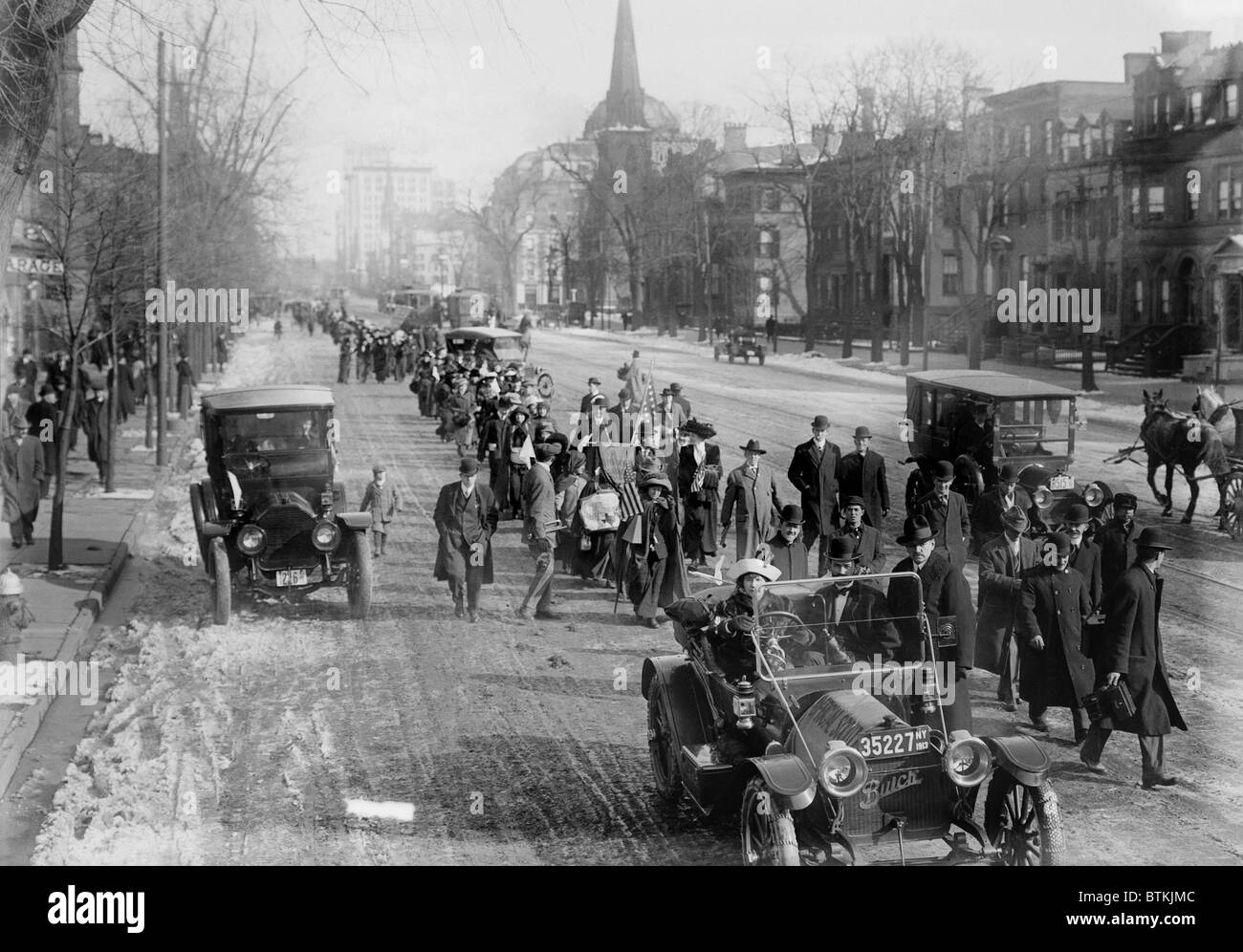 Wahlrecht Wanderer auf Weg nach Washington gehen via Newark, New Jersey an der Broad Street, 12. Februar 1913. Die Wanderung war organisiert und unter der Leitung von "Allgemeinen" Rosalie Jones, hinter dem ersten Fahrzeug führt. Stockfoto