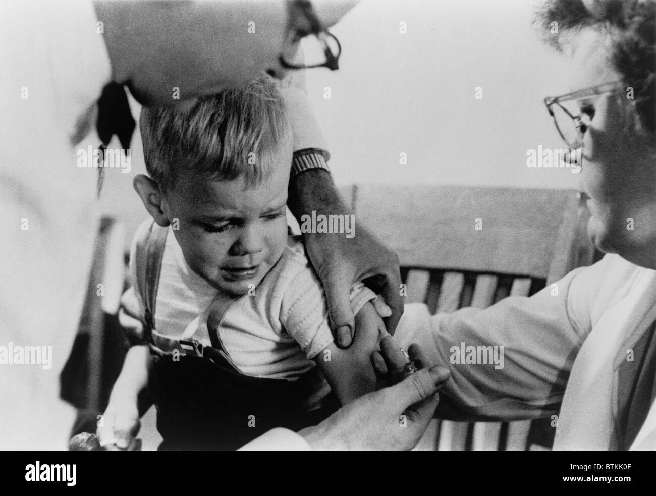 Neu ist ein kleiner Junge in Upper Darby, Pennsylvania im Jahr 1963 zur Verfügung Masern-Impfstoff Schuss geschenkt. Die Impfung ist nun Teil Stockfoto