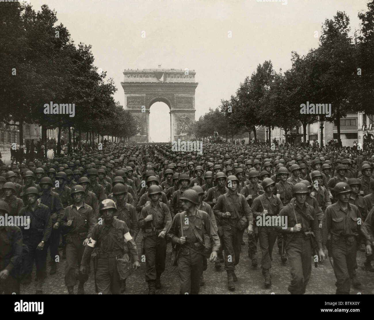 Dem Zweiten Weltkrieg Die Befreiung Von Paris Siegreichen Amerikanischen Soldaten Marschieren Auf Den Champs Elysees Mit Dem Bogen De Triomphe Hinter Ihnen Am 26 August 1944 Die Parade Markierte Das Ende Von Operation