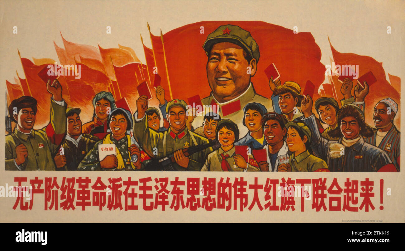 "Proletarische revolutionäre unter das große rote Banner der Gedanken von Mao Tse-tung zu vereinen", lautet der Titel dieser 1967 Kulturrevolution Propagandaplakat Menschen verschiedener Berufe und ethnischen Gruppen winken Bücher von Zitaten aus den Werken von Mao Tse-tung. Stockfoto