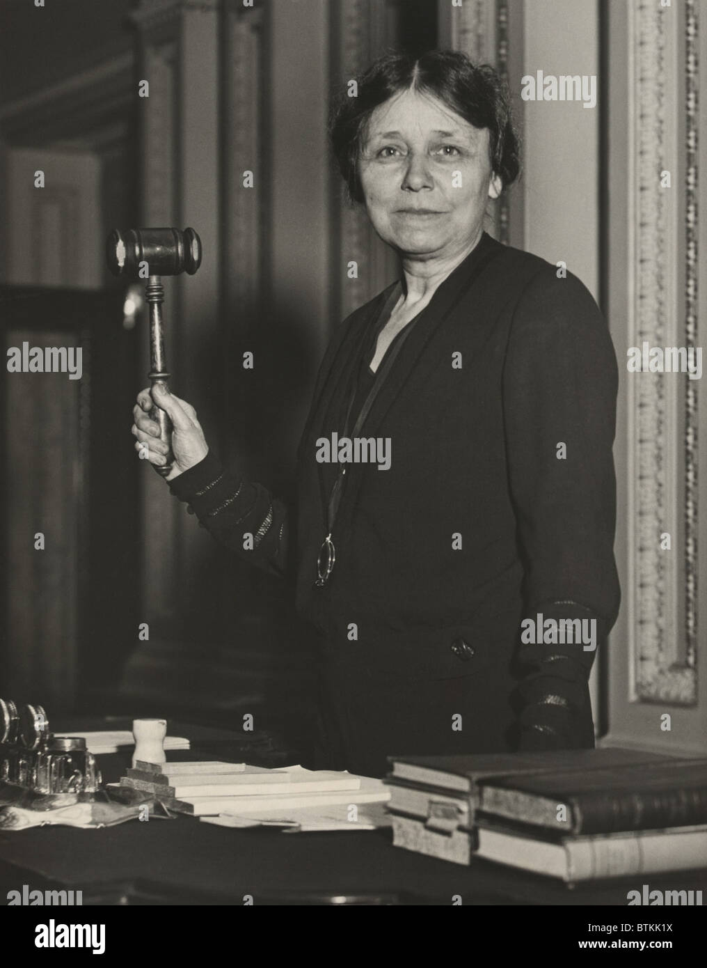 Senator Hattie W. Caraway, Demokraten von Arkansas, präsidiert Senat am 10. Mai 1932. 1932 gewann sie eine Nachwahl für die Amtszeit ihres verstorbenen Mannes. Später gewann sie bei den regulären Wahlen im Jahre 1932, wurde sie die erste Frau, die in den Senat in ihrem eigenen Recht gewählt werden. Stockfoto