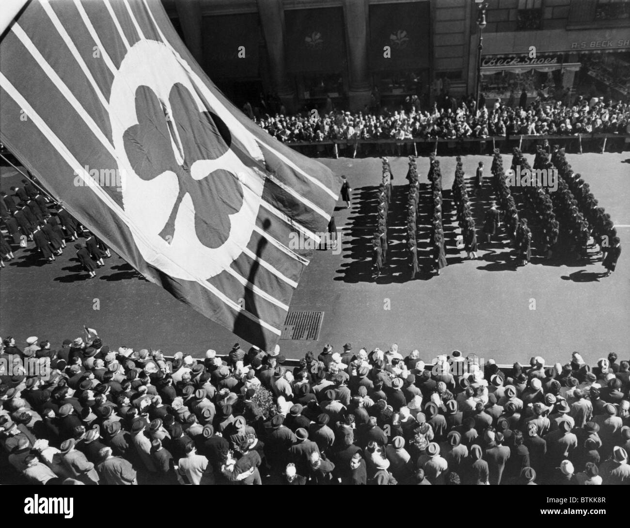 Kennzeichnen Sie mit Shamrock fliegen über Fifth Avenue, St. Patricks Day Parade unter New York City im Jahr 1961 geht. Stockfoto