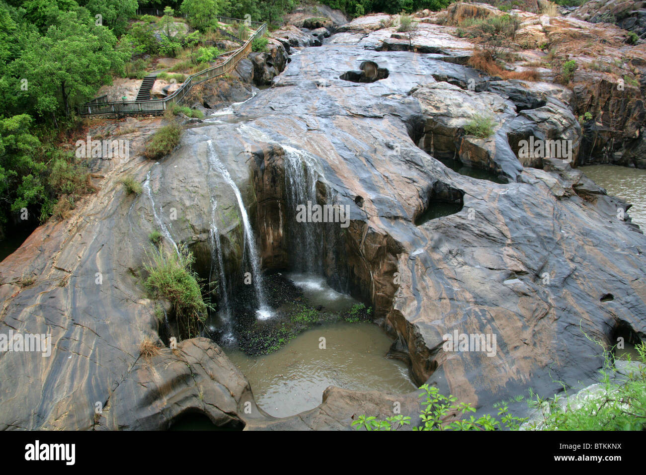 Felsformationen und Wasserfall im Lowveld National Botanical Garden, Nelspruit, Mpumalanga, Südafrika Stockfoto