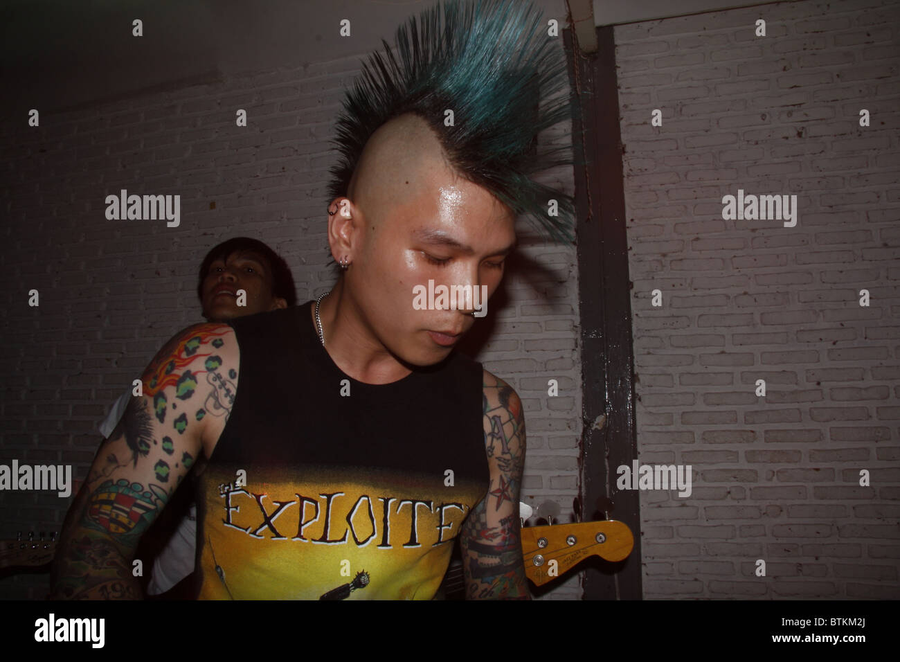 Der Sänger von allen Dirtys, ein Thai-Punk-Band, Durchführung in Bangkok, Thailand Stockfoto