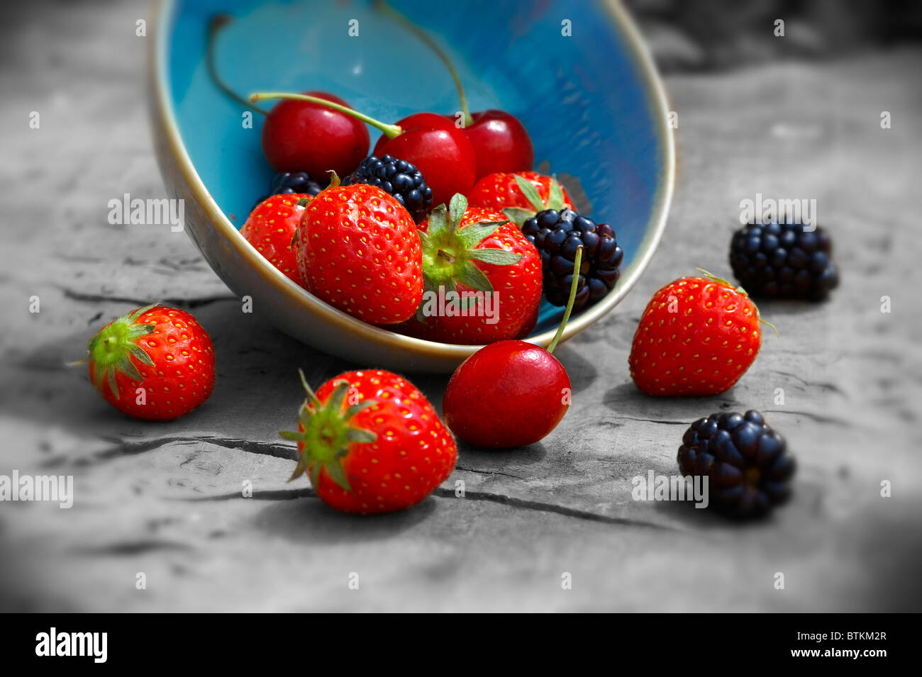 Schale mit frischem abgeholt Sommer Beeren auf einem hölzernen Tisch, Kirsche, Erdbeere und Blackberry Stockfoto