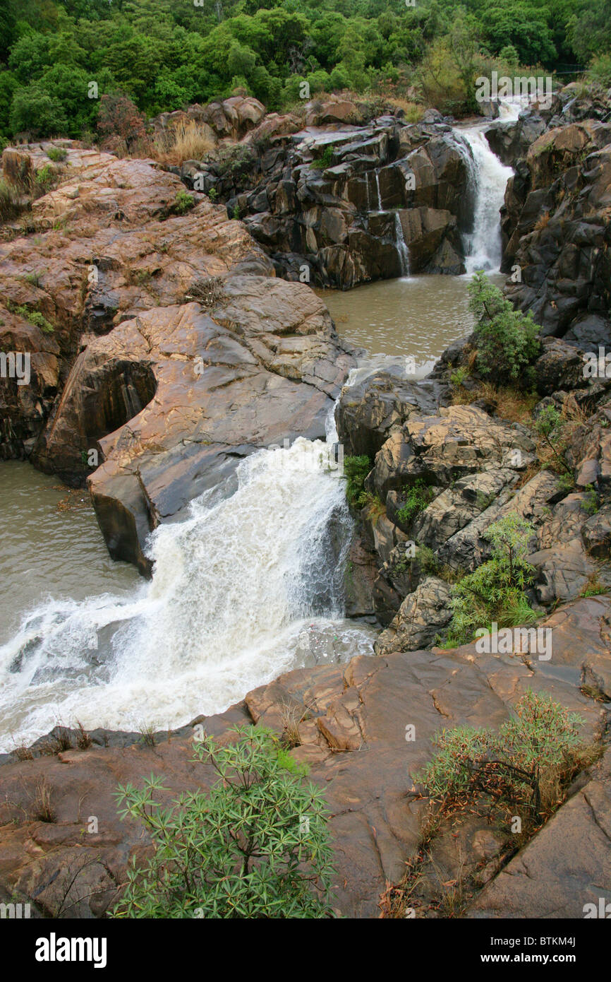 Felsformationen und Wasserfall im Lowveld National Botanical Garden, Nelspruit, Mpumalanga, Südafrika Stockfoto