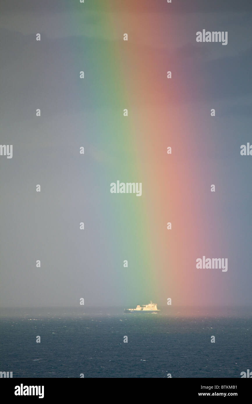 Bildet sich ein Regenbogen über den Commodore Clipper auf dem Weg nach Jersey Stockfoto
