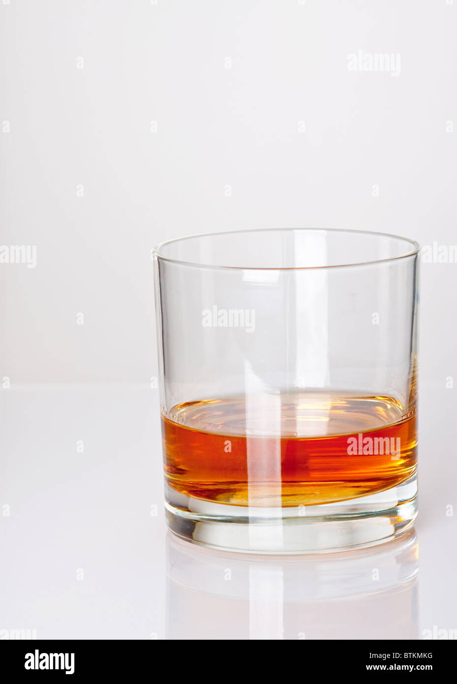 2 Finger ordentlich in ein Glas - hoch-Taste Whiskey Stockfoto
