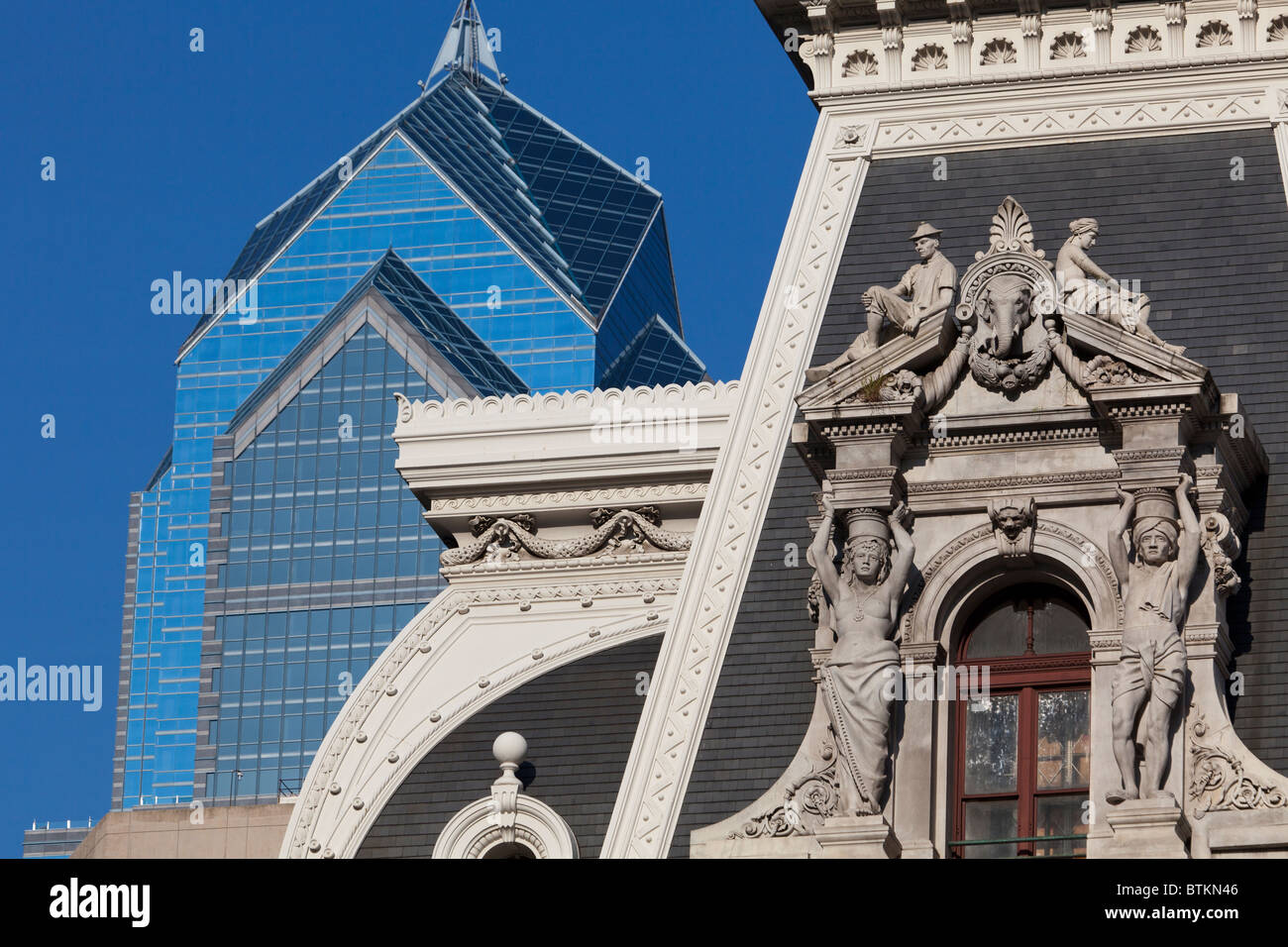 Detail der Philadelphia City Hall, Philadelphia, Pennsylvania, USA, und moderne Wolkenkratzer im Hintergrund Stockfoto