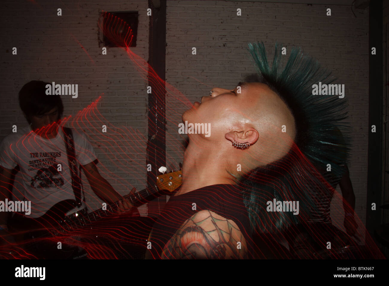 Der Sänger von allen Dirtys, ein Thai-Punk-Band, Durchführung in Bangkok, Thailand Stockfoto