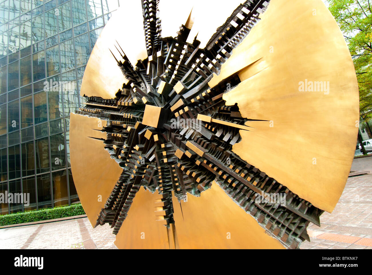 Stadtzentrum Skulptur "Grande Disco" von Arnaldo Pomodoro (1974) in Charlotte, North Carolina, USA Stockfoto