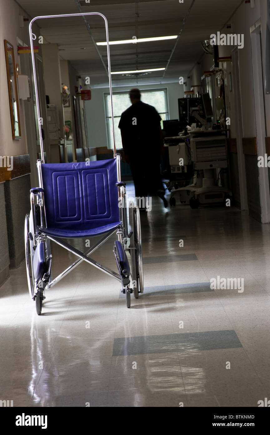 Leeren Rollstuhl im Krankenhausflur Stockfoto