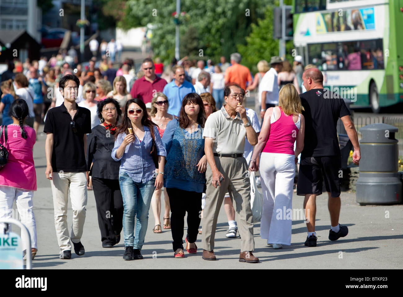 Japanischer Tourist in Bowness Bay am Lake Windermere Lake District Cumbria Great Britain Stockfoto